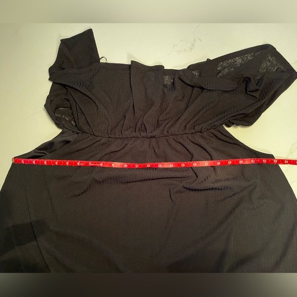 On or off shoulder flowy top - Picture 2 of 7